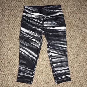 Black and white stripped crop leggings